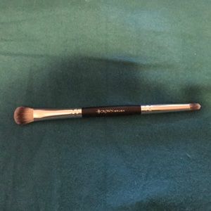 Dual shadow and crease brush
